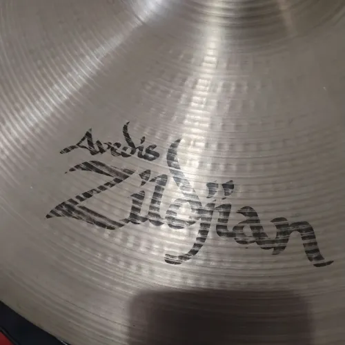 Zildjian Avedis B20 Medium Thin Crash 18 polegadas