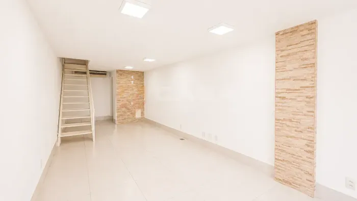 Prédio/Edifício inteiro com 2 quartos, 1 vaga, 52 m² Loja Comercial com Mezanino à Venda