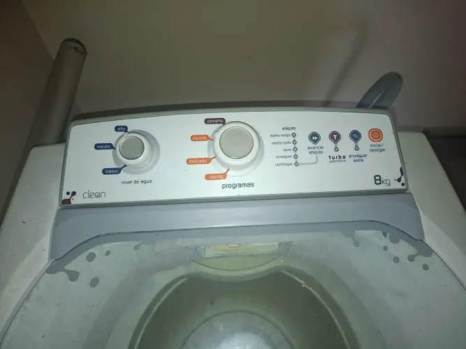 Máquina de lavar Brastemp Clean 8 kg, funcionando perfeitamente sem vazamentos ou ferru