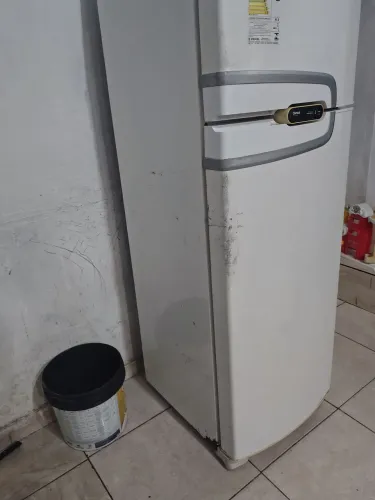 Vendo geladeira Consul gelando muito bem mesmo tanto como embaixo e em cima retirada na co