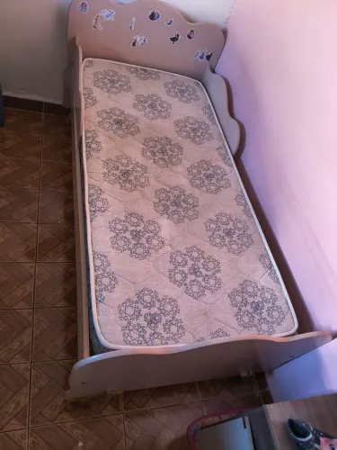 Vendo mini cama rosa com colchão 