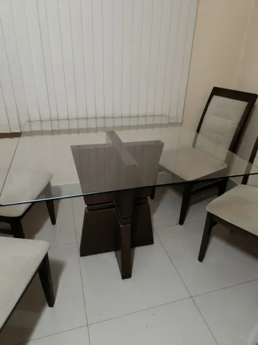 Mesa quadrada com 4 cadeiras e tampo de vidro