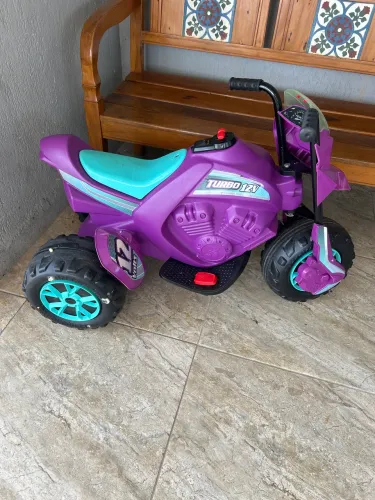 Triciclo elétrico infantil