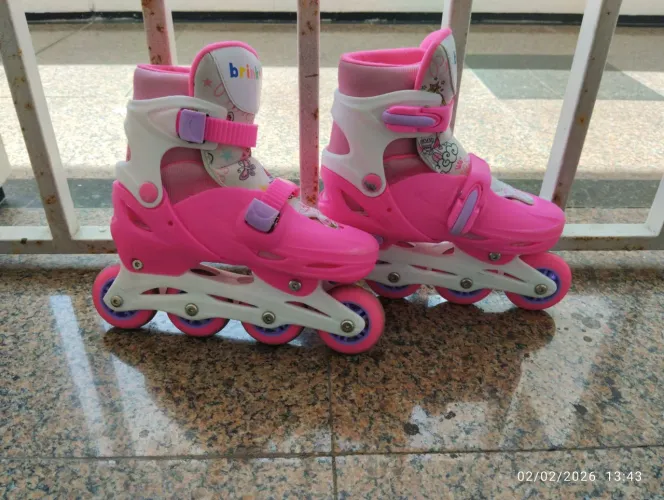 Patins regulável 32/35 marca,já acompanha capacete Brink + das princesas