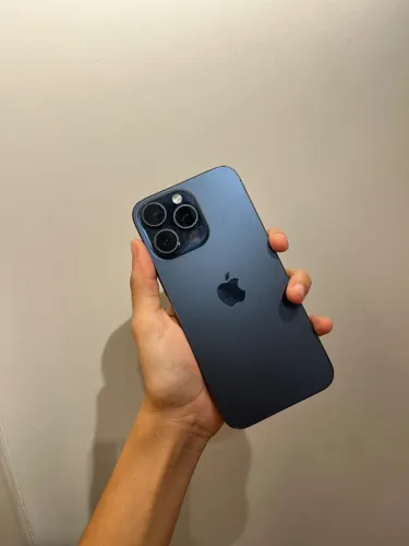 IPHONE 15 PRO MAX 256GB SEMINOVO(MARCAS DE USO) TELA GENUÍNA - LOJA NO RIO MAR