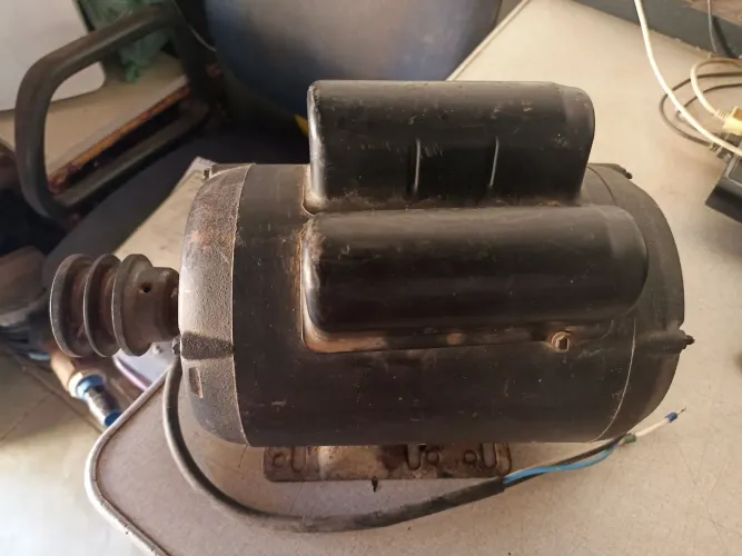 Motor para betoneira bifásico 110/220 volts ótimo estado de conservação R$ 1.000,00