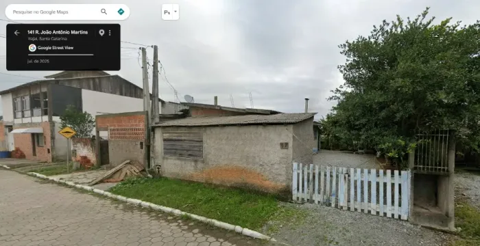 TERRENO NO ESPINHEIROS COM CASA