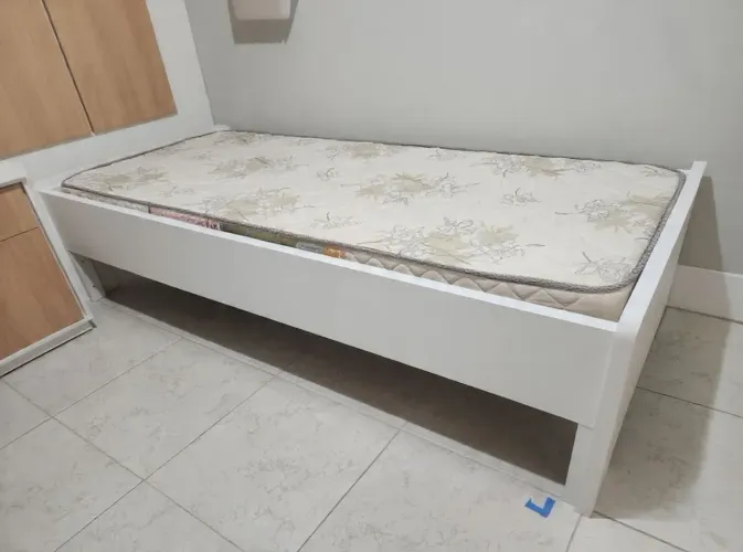 Cama com estrado de madeira!