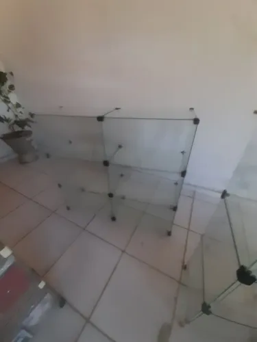 Balcão de vidro muito bem conservado