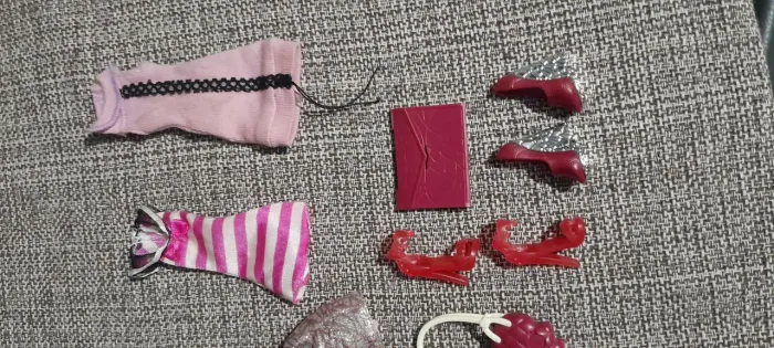 LOTE de roupas e acessorios para bonecas Monster High G1 