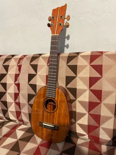 Ukulele maciço feito por Luthier