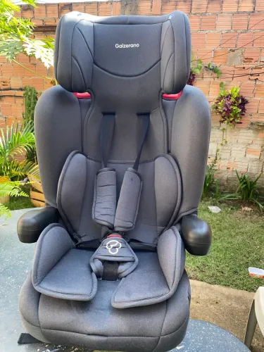 Vende-se esta cadeira da Galzerano pra carro está semi nova de 9 até 36 Kls por 750