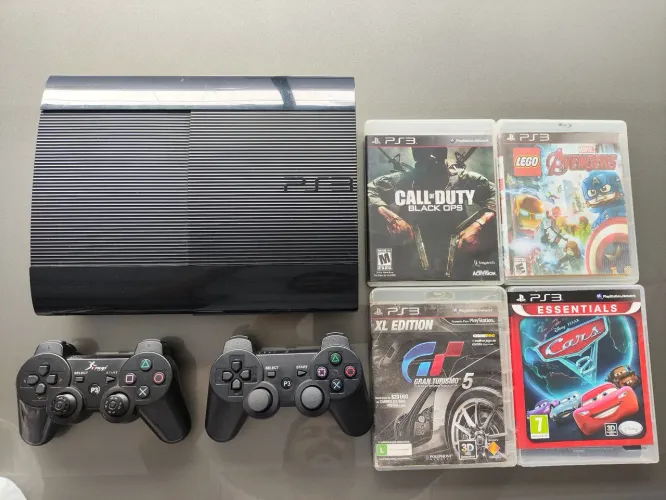 PS3 desbloqueado, 2 controles e 4 jogos.