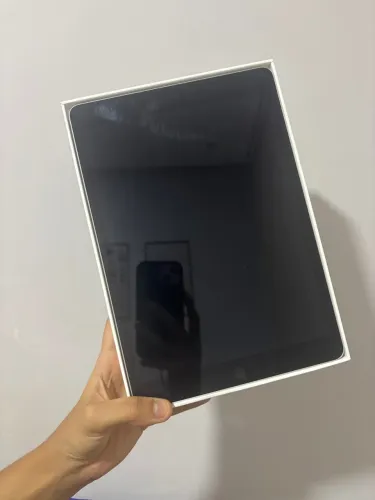 iPad Apple seminovo, 9th Geração, 10.2'' Wi-fi 64gb - Prata