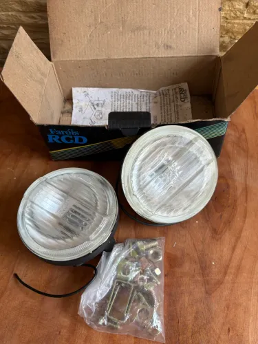 Par de farol auxiliar antigo sem uso