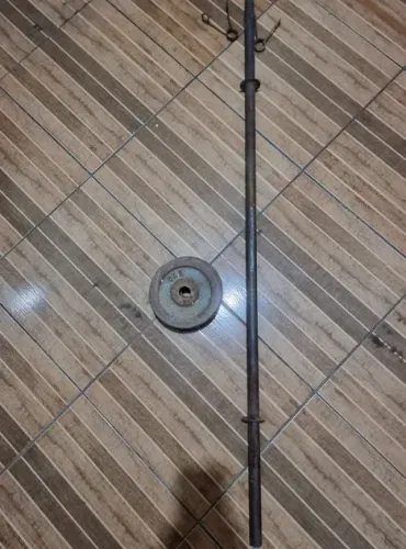 Barra reta maciça 1,5m + Anilhas 5kg