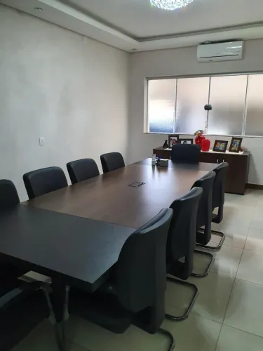 Mesa de reuniões com 10 cadeiras