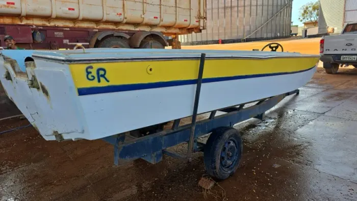 Barco de fibra com carretinha 