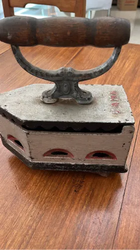 Ferro a carvão decorativo