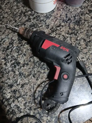 Vendo uma furadeira da marca skil.