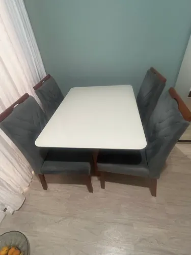 Mesa com tampo de Laca e 4 Cadeiras Estofadas
