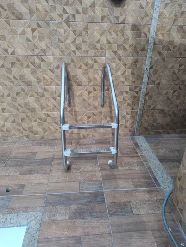 Escada para piscina com dois degraus 