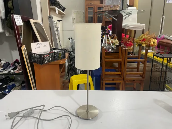 Abajur de Mesa Com Cápsula Cilíndrico