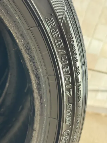 4 Pneus. 225 45 Aro 17 Dunlop. Meia vida