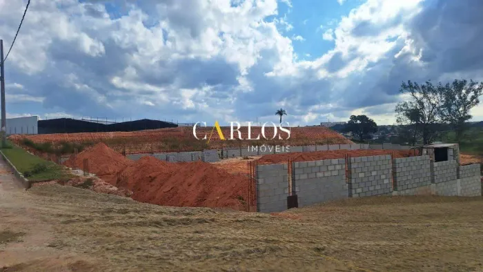 Terreno murado e com bica corrida pronto para uso, avalia-se a construção de escritório ou