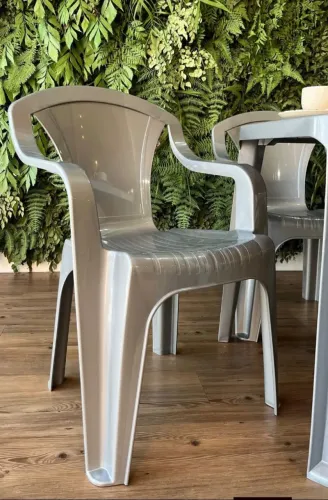Poltrona plástica cor Inox! Produto todo fabricado sem reciclagem