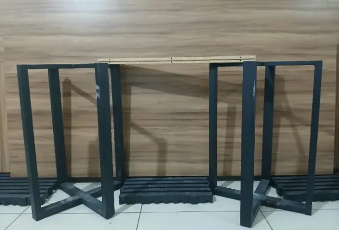 Mesa retangular de reunião 2,00m x 0,90m (3cm de espessura) com base de metal