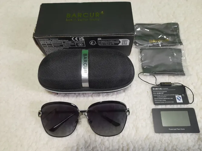 Óculos de sol feminino da marca BARCUR novo original lentes em policarbonato.