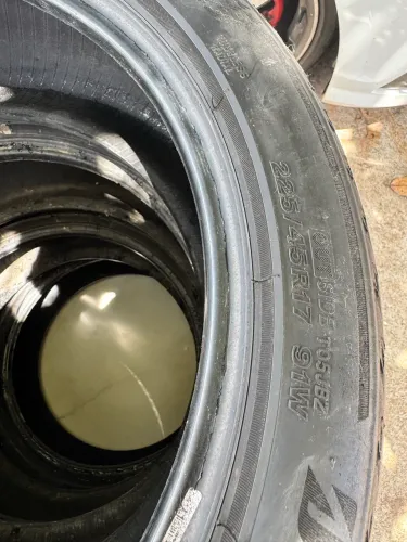 Pneu R17 Bridgestone 225/45 4 unidades 