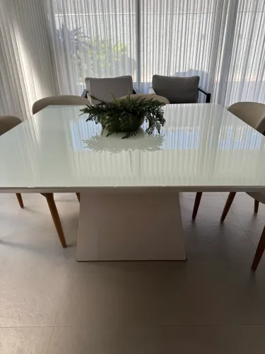 Mesa em laca quadrada branca