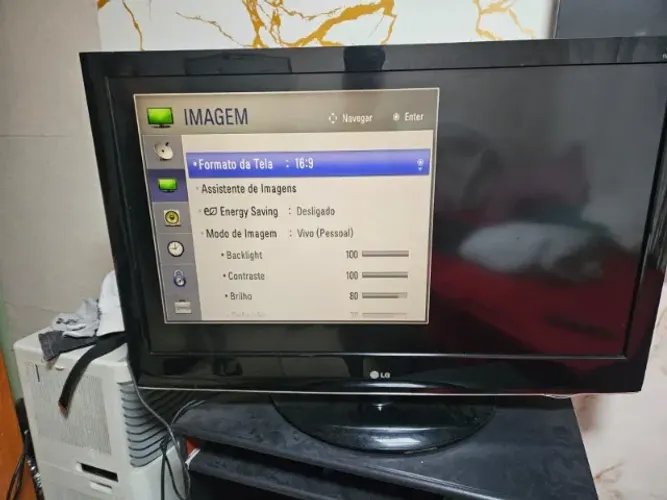 Televisão da LG 42 polegadas funcionando com detalhe mínimo 