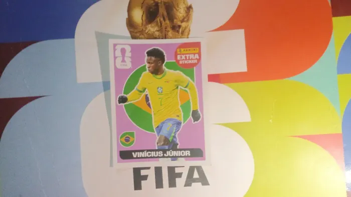 Figurinha do Vini júnior lilás