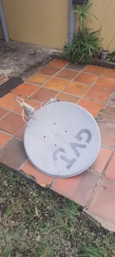 Antena via satélite