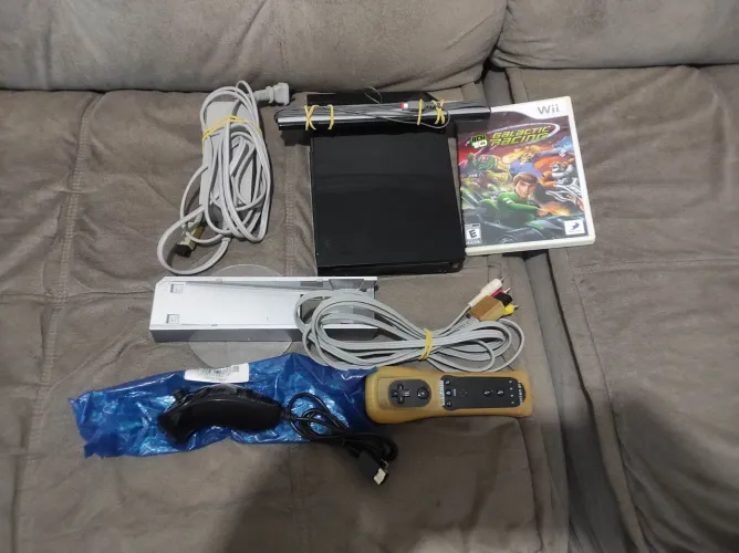 Nintendo Wii Black desbloqueado com acessórios e um jogo