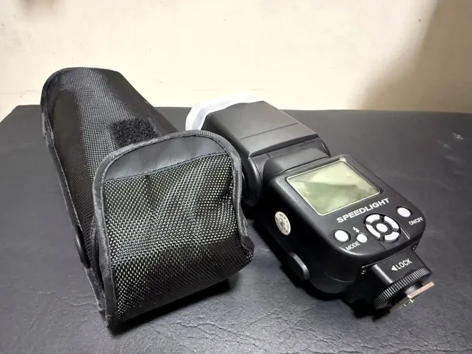 FLASH SPEEDLIGHT TRIOPO TR-950 + CASE EM ESTADO DE NOVO