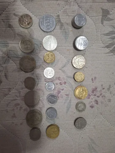 Lote com variedades de moedas antigas para colecionador.