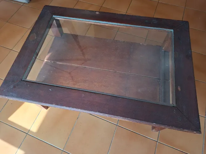 Mesa de centro em madeira maciça com tampo de vidro 99 x 69 cm