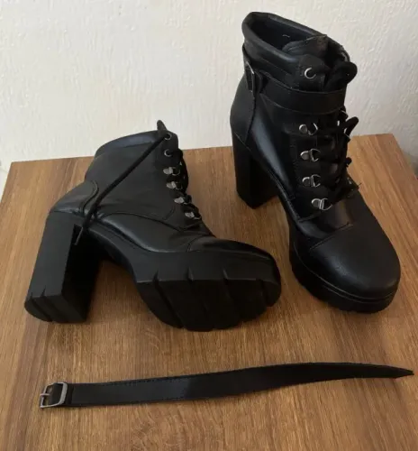 coturno feminino bota plataforma detalhe em fivela - preto