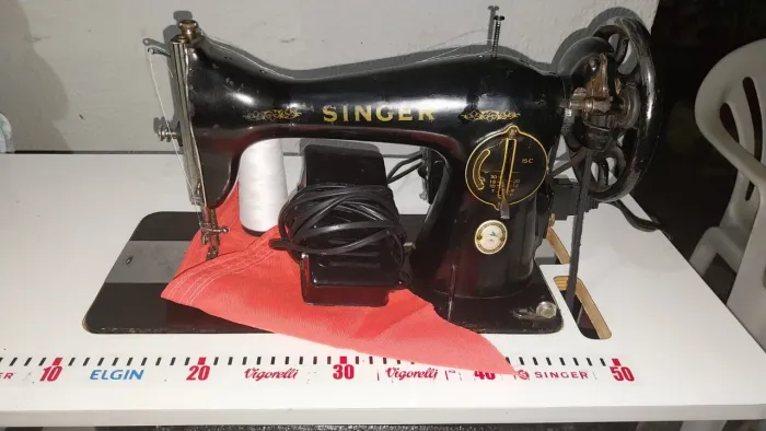 Máquina de costura singer cabeça preta pedal e motor