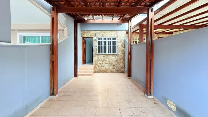 Sobrado para venda em Jardim Regina com 3 quartos, sendo 1 suíte, 101m²