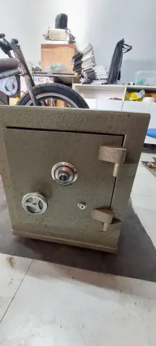 Vendo Cofre, Marca Suíço, Concretado.