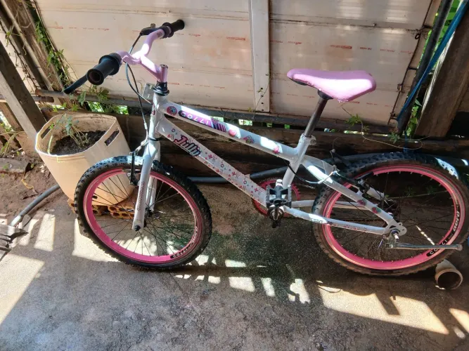 Bicicleta semi nova,to vendendo bem barato motivo ficou pequena pra minha filha valor 300