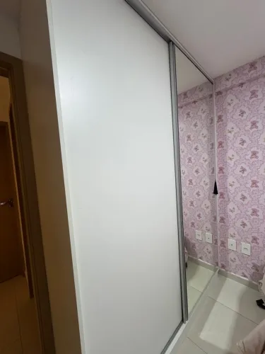 Guarda roupa grande e projetado 