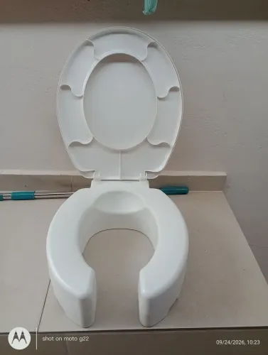 Assento de vaso sanitário elevado
