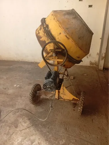 Vende - se Betoneira