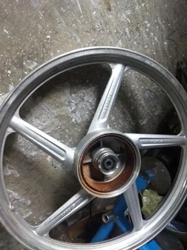 Roda dianteira da Dafra zig